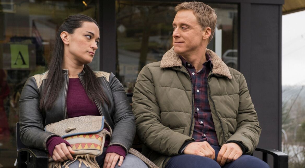 Sara Tomko und Alan Tudyk in Staffel 1 von "Resident Alien"