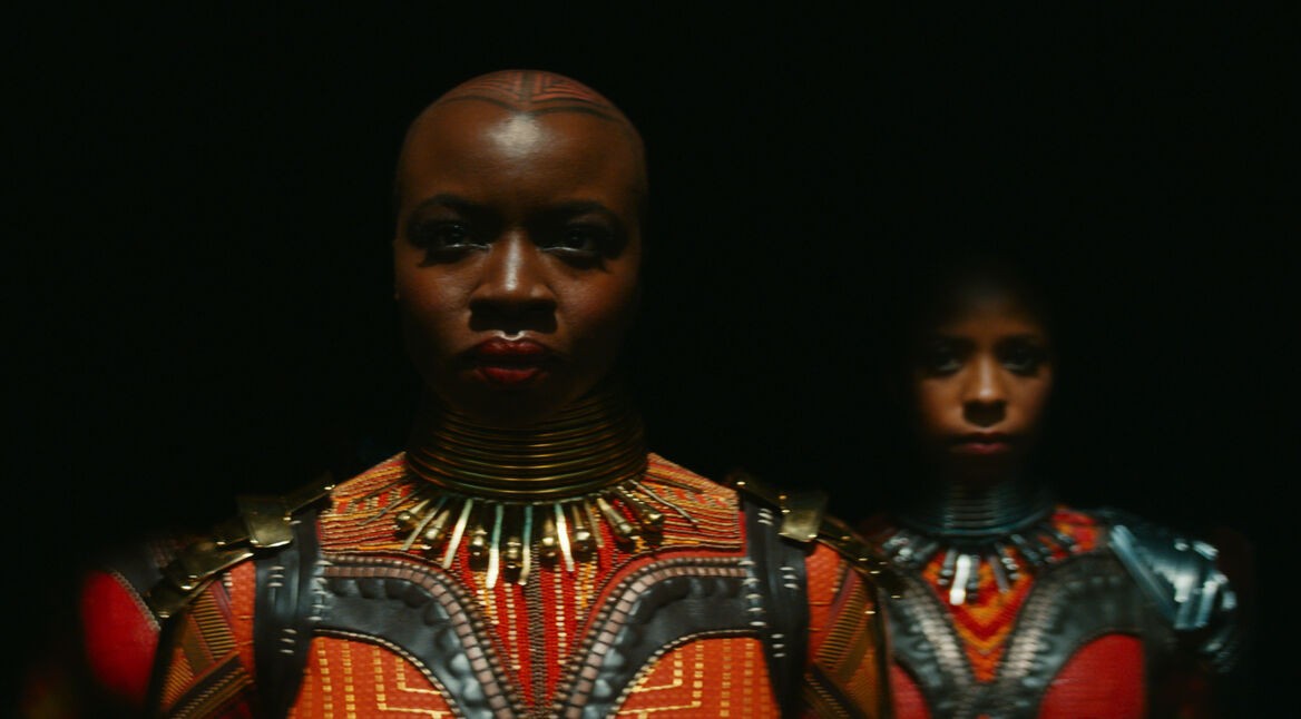 Im Szenenbild von Black Panther: Wakanda Forever sieht man zwei Kriegerinnen. Ob sie Vorbild für Eyes of Wakanda sein werden, erfährst Du zeitnha.
