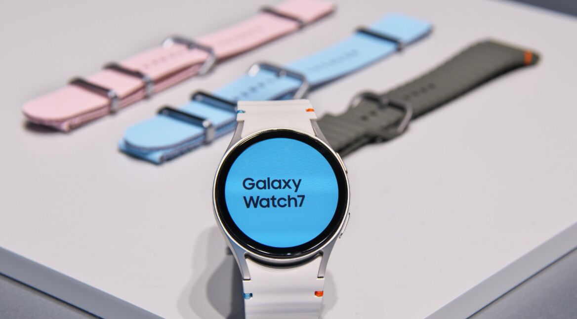 Eine Smartwatch und drei Armbänder in der Auslage.