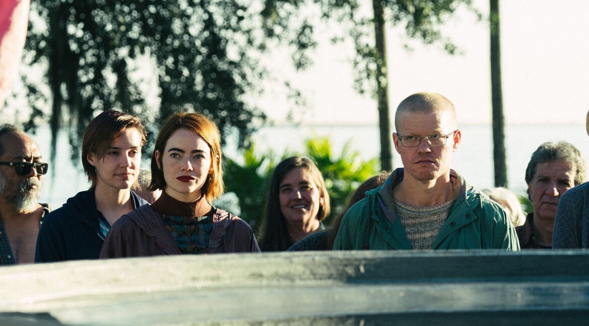 Das Bild in dem Kinds of Kindness-Ende-erklärt-Artikel zeigt die Hauptdarstellerin Emma Stones in einer Menschenmenge.