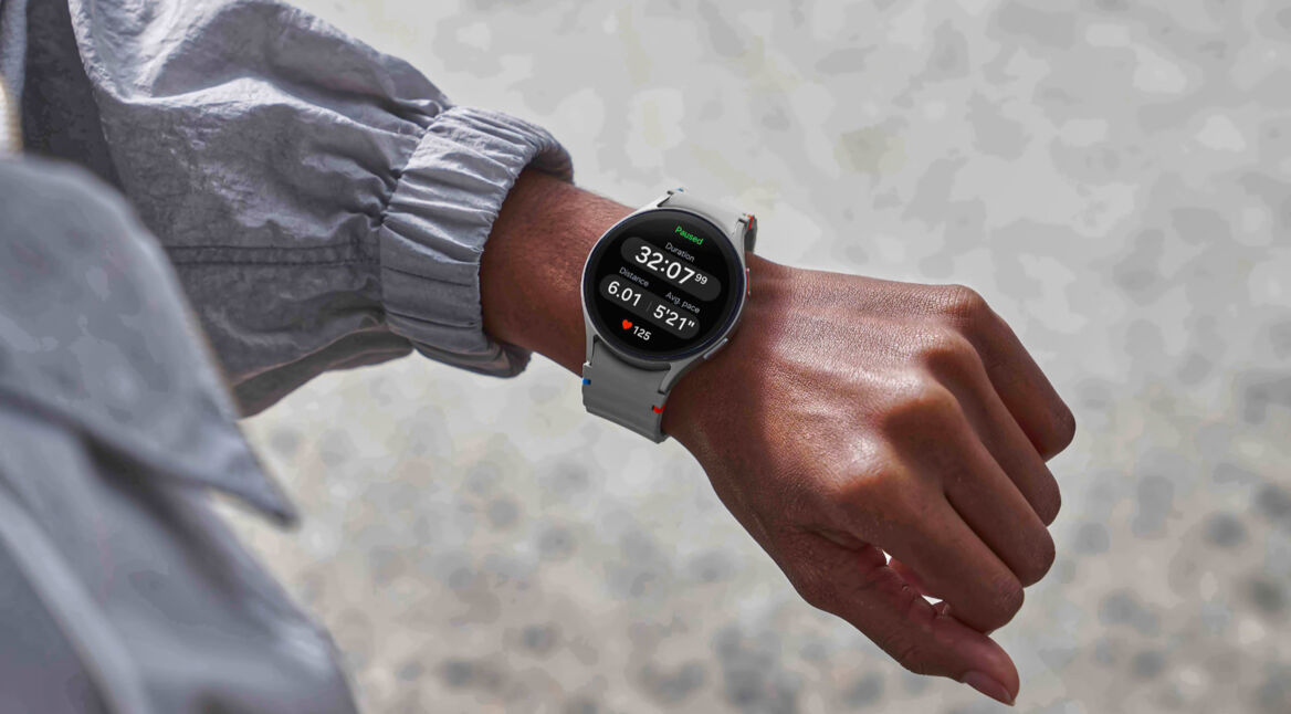 Die Samsung Galaxy Watch7 an einem Handgelenk.