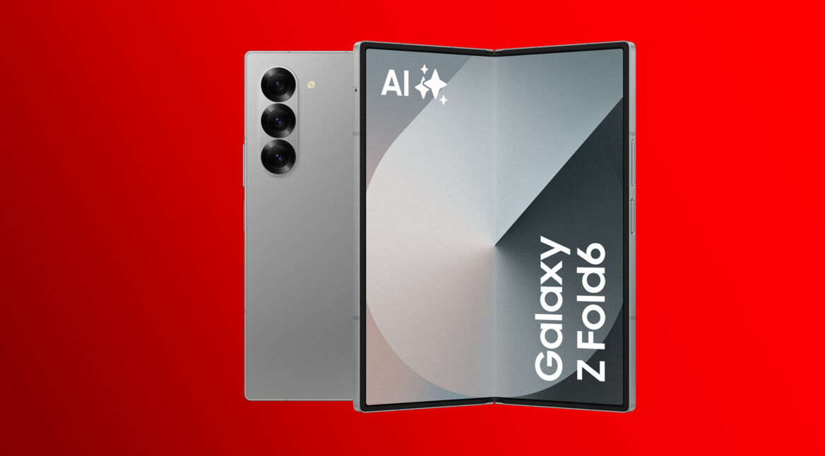 Auf diesem Bild ist das Samsung Galaxy Z Fold6 aufgeklappt und von hinten zu sehen. Die beiden Bilder sind vor rotem Hintergrund gelegt.