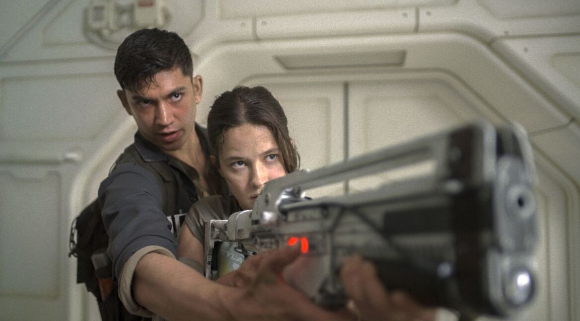 Archie Renaux und Cailee Spaeny in "Alien: Romulus"