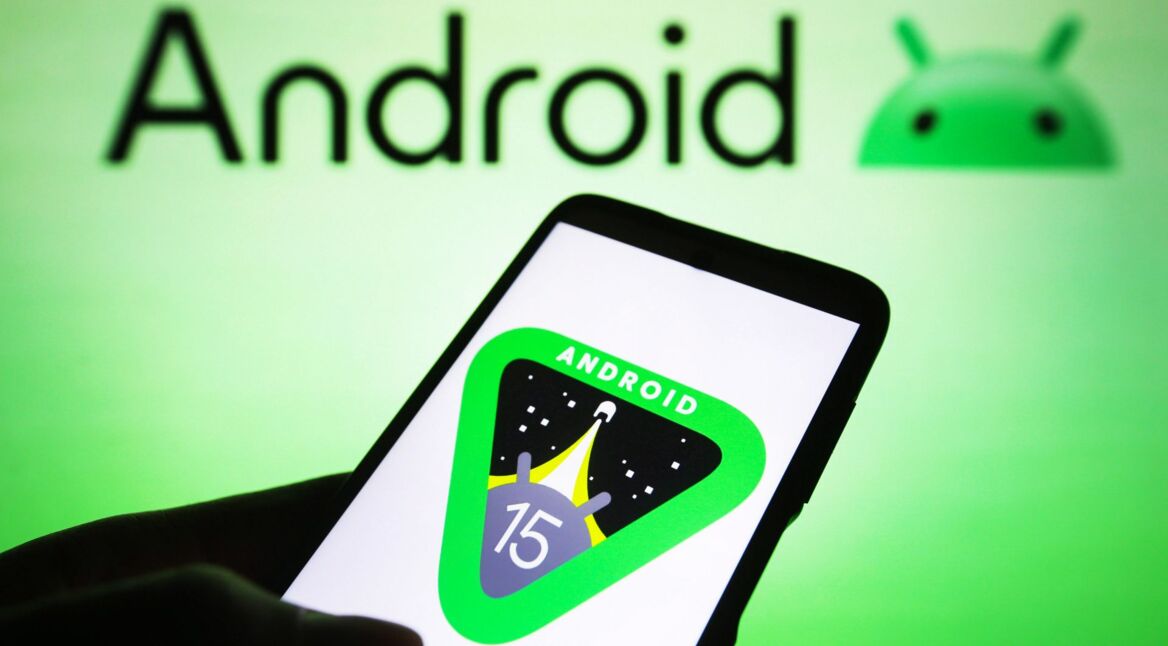 Das Logo von Android 15 ist auf einem Smartphone abgebildet