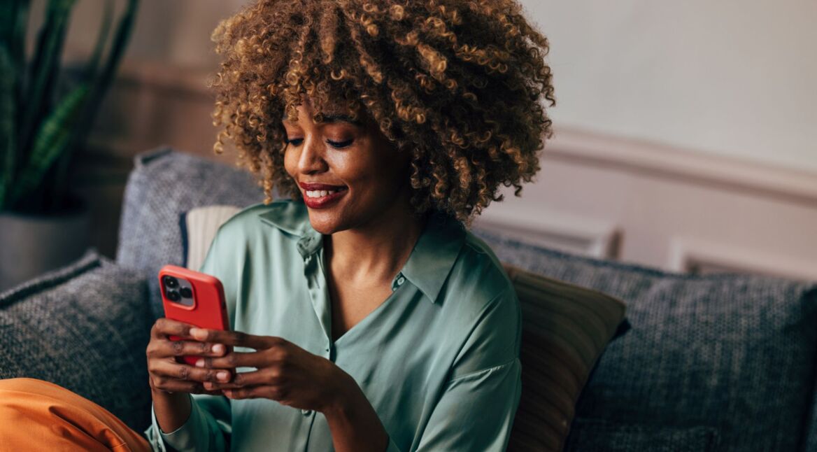Frau schaut auf ihr iPhone.