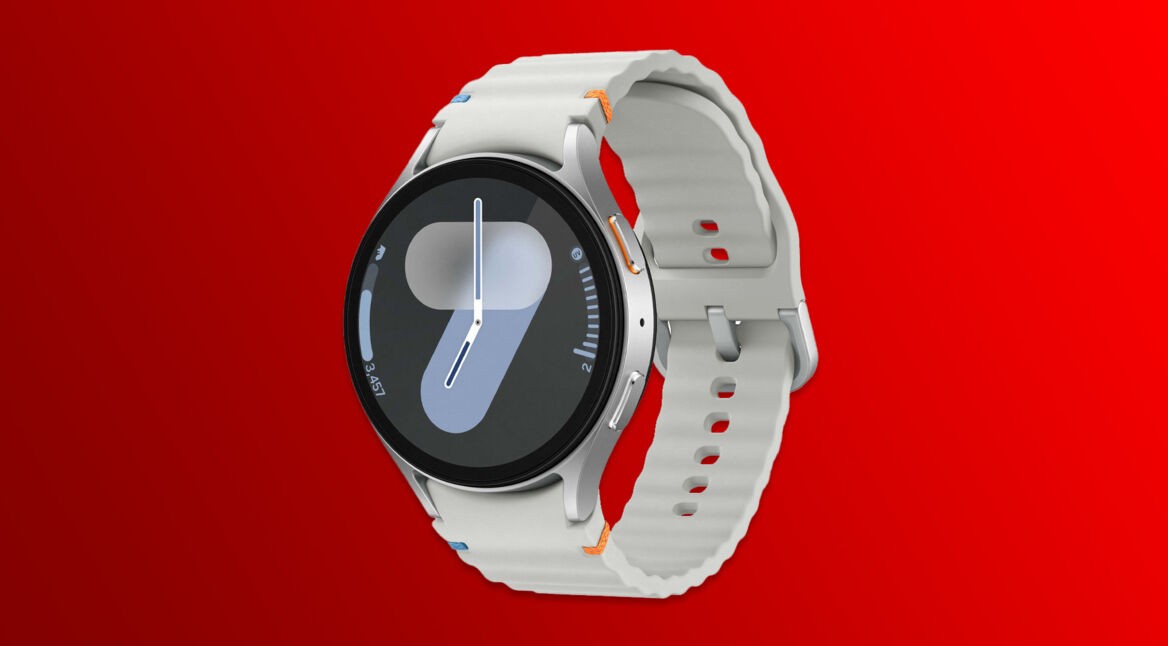 Die Galaxy Watch7 vor rotem Hintergrund