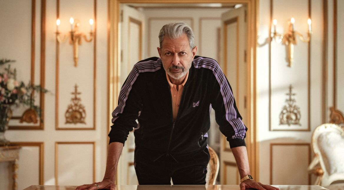 Ein Mann lehnt an einem Tisch.