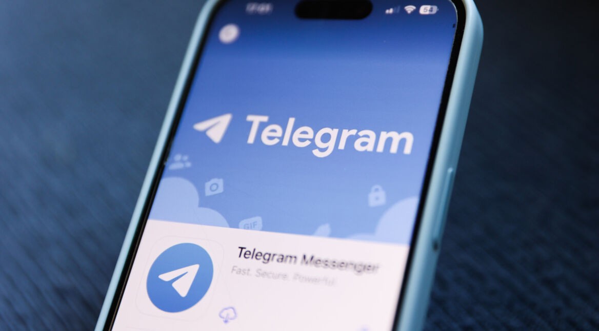 Ein Smartphone, auf dessen Display der Messenger Telegram zu sehen ist