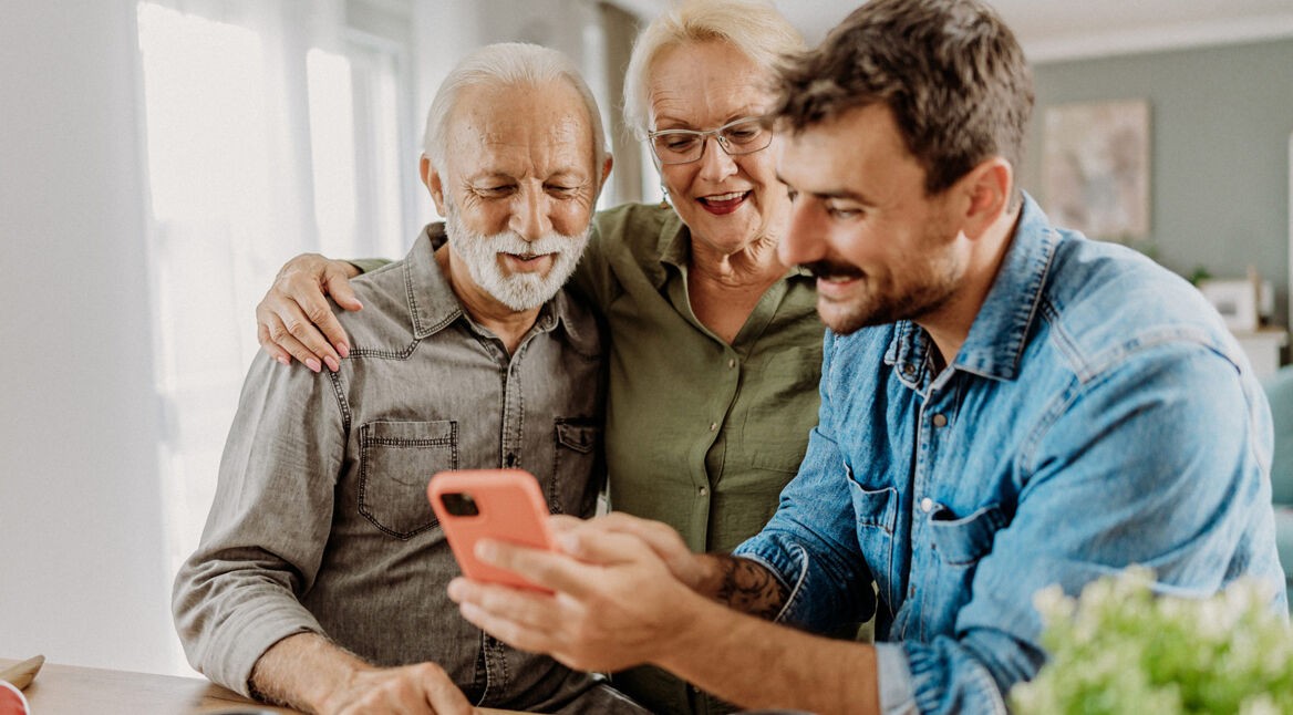 Auf dem Bild in dem Artikel zu den Vodafone-FamilyCards sind drei Personen zu sehen, die auf ein Handy schauen.