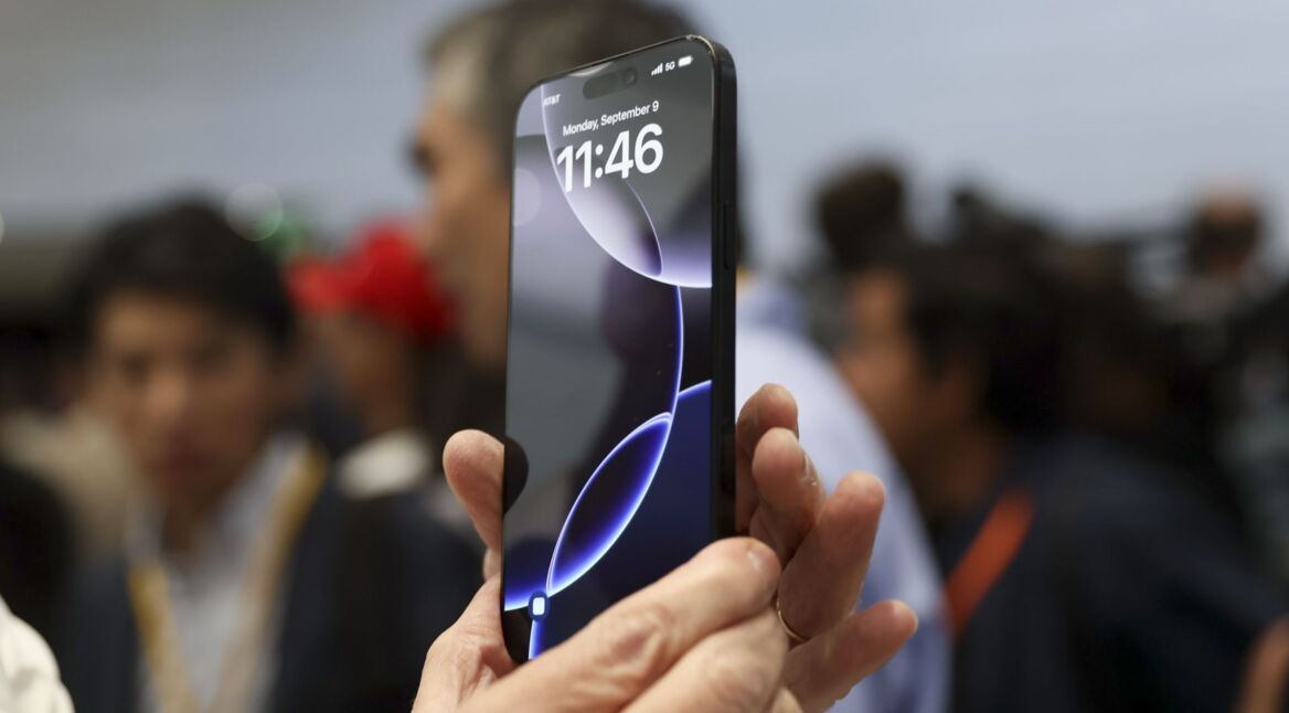 Menschliche Hand hält iPhone 16 hoch