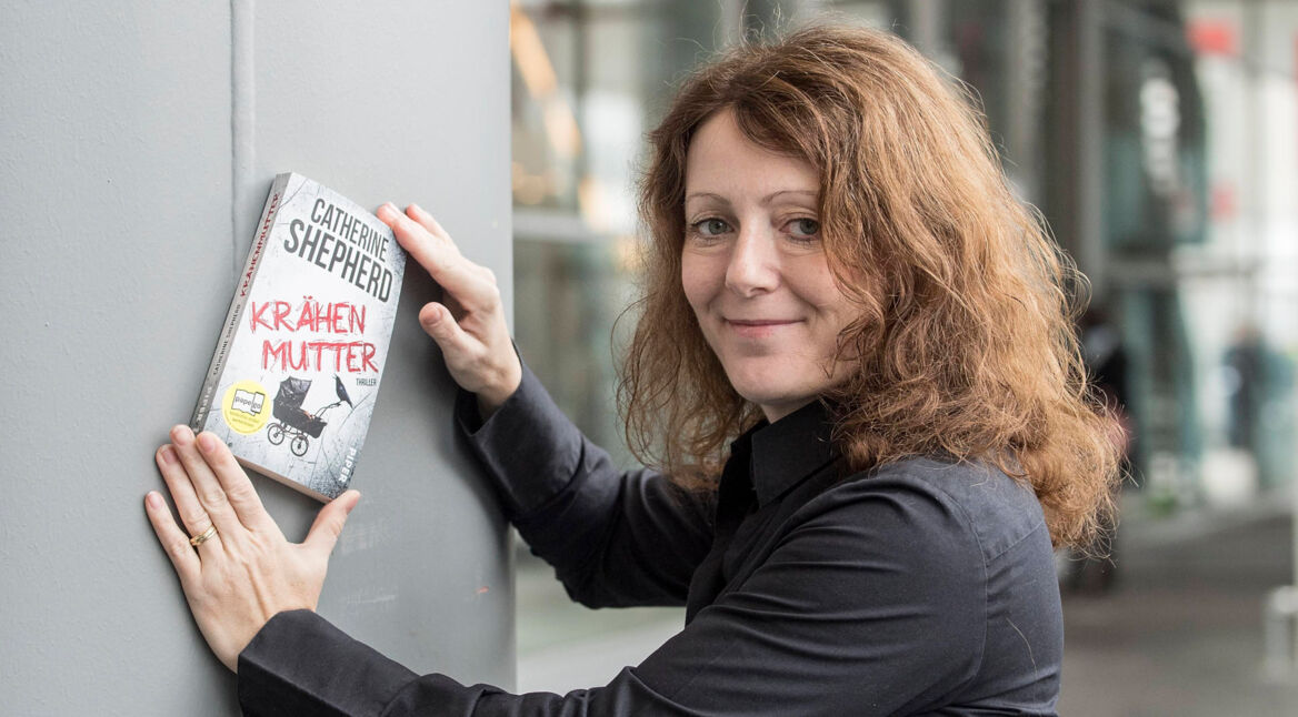 Die Schriftstellerin Catherine Shepherd hält ihr Buch "Krähenmutter" in den Händen