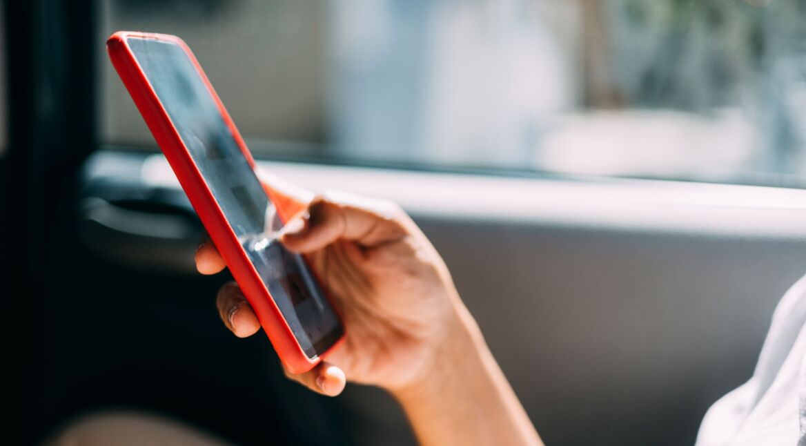 Frau tippt auf ihrem iPhone