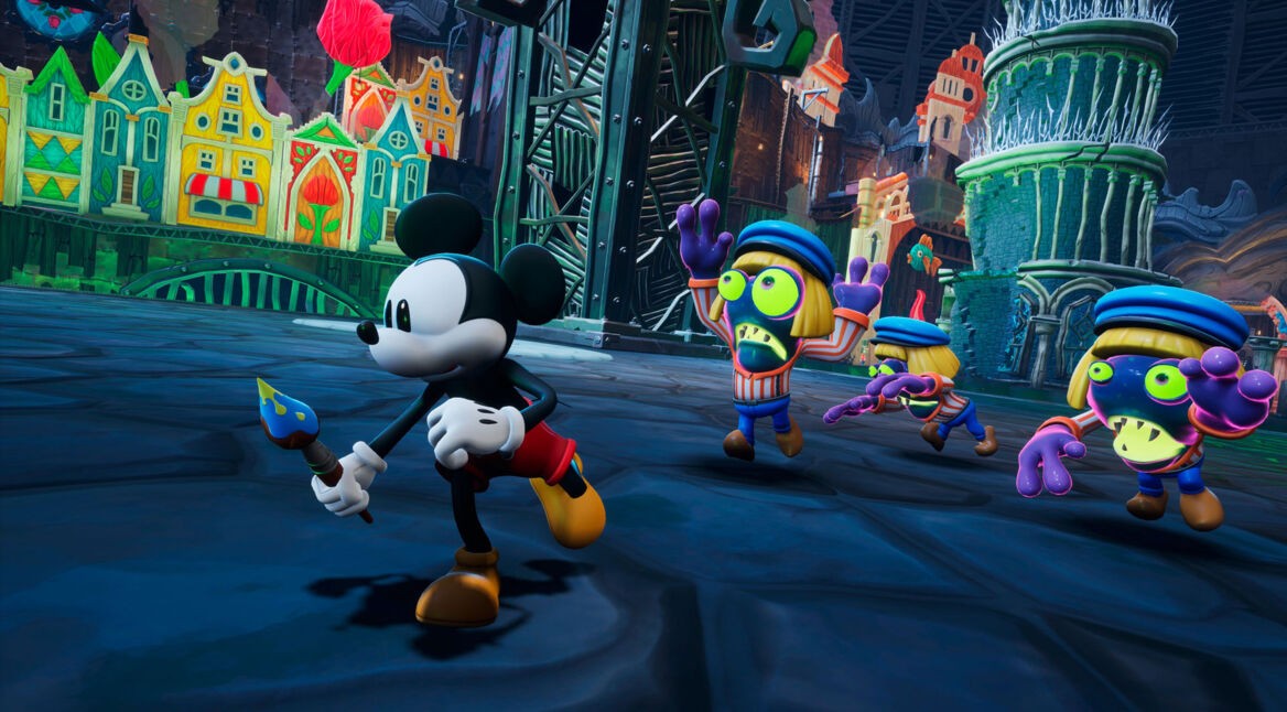 Auf dem Bild aus dem Spiel Disney Epic Mickey: Rebrushed ist Mickey Mouse zu sehen, wie er mit einem magischen Pinsel in der Hand vor grünlich-schwarz gekleideten, froschähnlichen Kreaturen davonläuft. Die Szene spielt in einer farbenfrohen, surrealen Umgebung mit leuchtenden Häuserfassaden und verzierten Gebäuden im Hintergrund. Die Verfolgung durch die Monster schafft eine dynamische und leicht bedrohliche Atmosphäre.