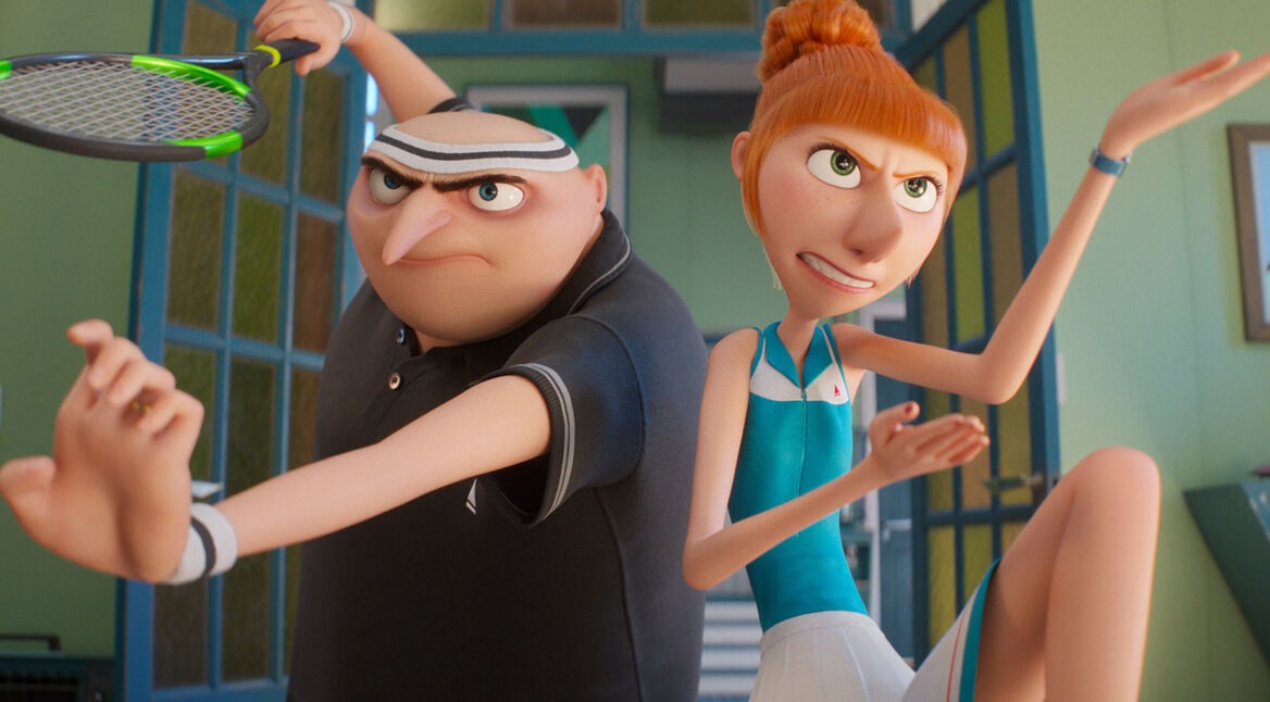 Auf dem Bild im GigaTV-Highlights im September 2024-Artikel siehst Du die Animationsfiguren Gru und seine Ehefrau Lucy Wilde in dem Film „Ich – einfach unverbesserlich 4“. Beide stehen in einer dynamischen Pose, als ob sie sich auf ein Tennisspiel vorbereiten. Gru hält einen Tennisschläger, während Lucy entschlossen in die Ferne blickt.