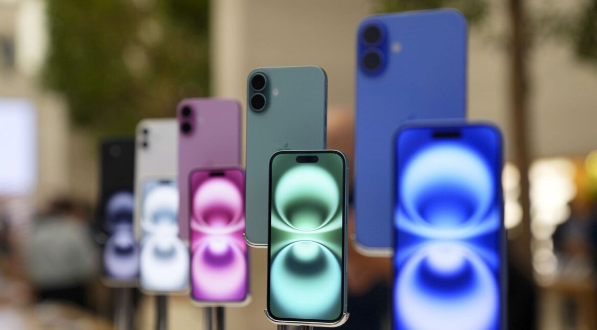 Modelle des iPhone 16 sind in einem Apple Store ausgestellt.