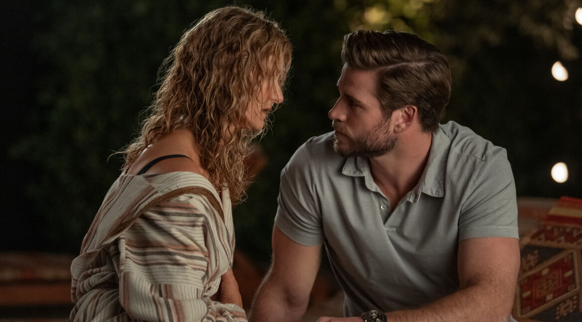 Liam Hemsworth und Laura Dern in Lonely Planet: Liebe in Marokko
