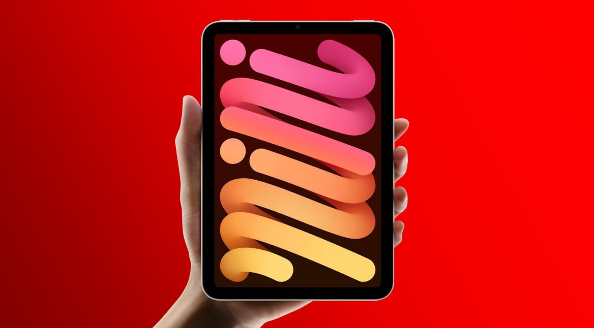 Menschliche Hand hält das iPad mini 7 hoch.