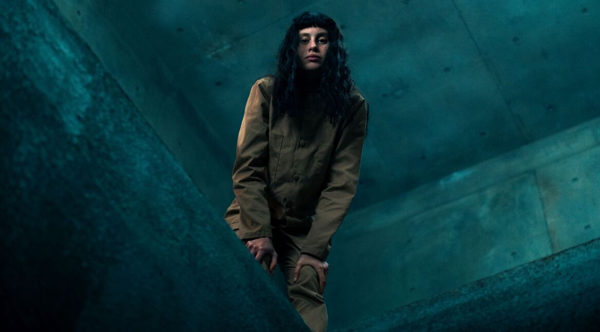 Milena Smit als Perempuán in "Der Schacht 2".