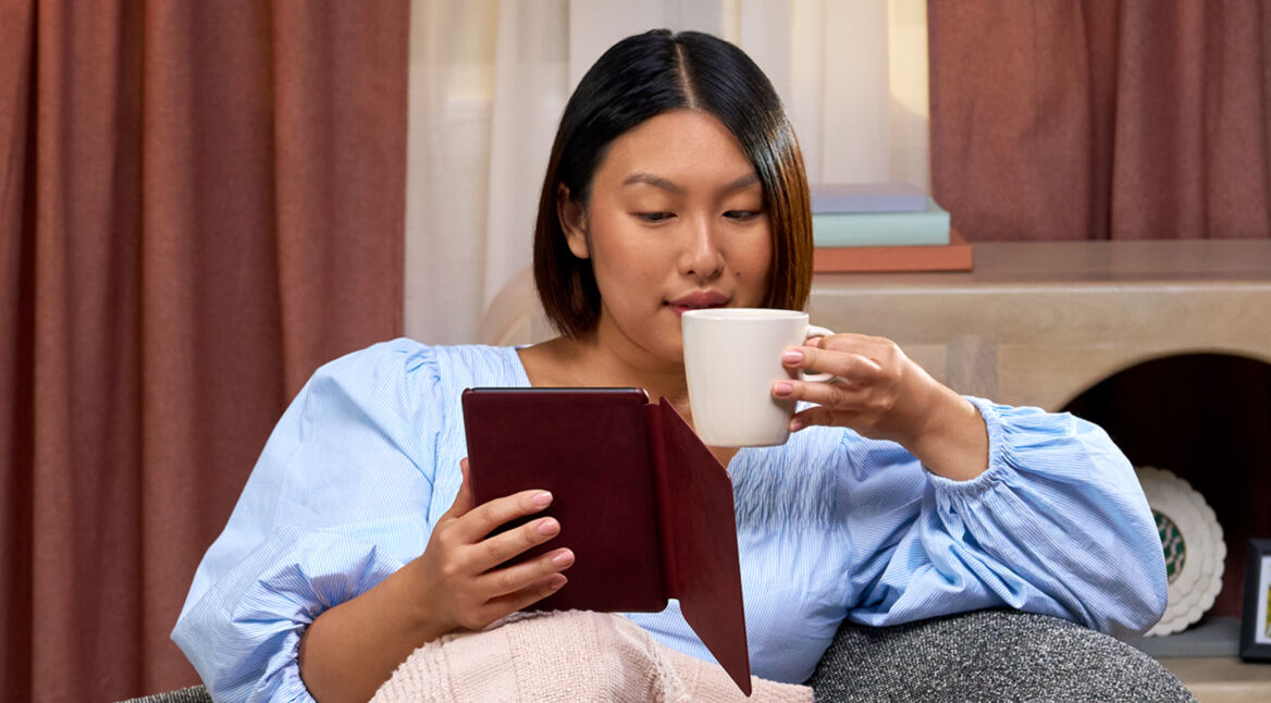Frau liest E-Book auf dem Kindle Paperwhite Signature