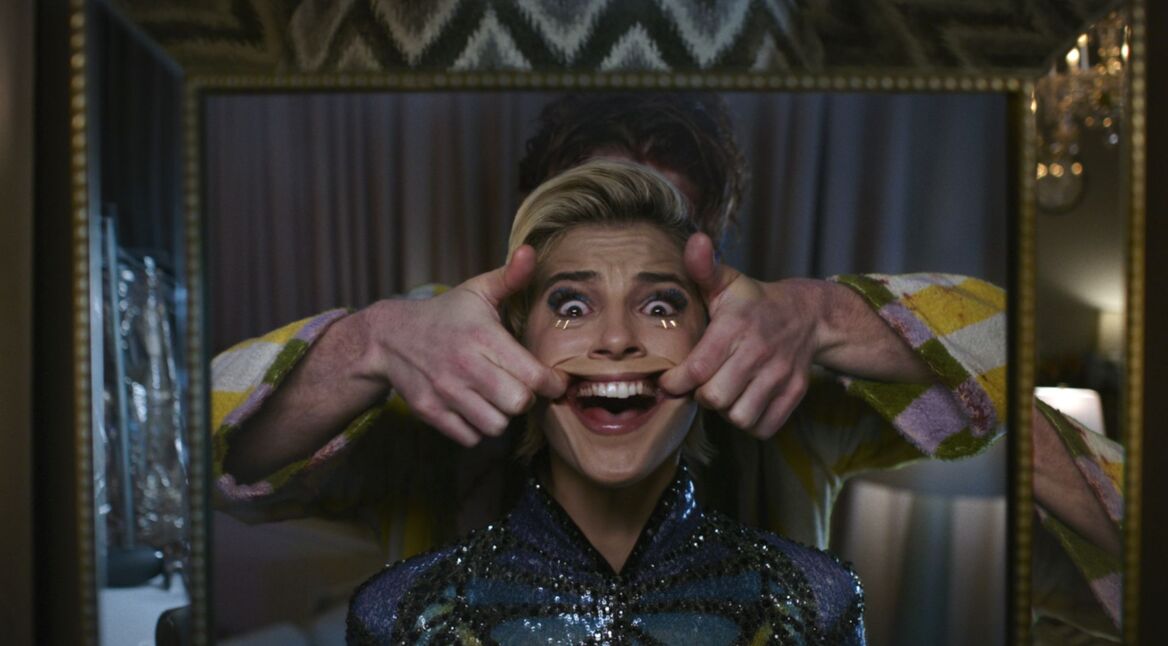 Naomi Scott wird in "Smile 2" zum Grinsen gebracht.