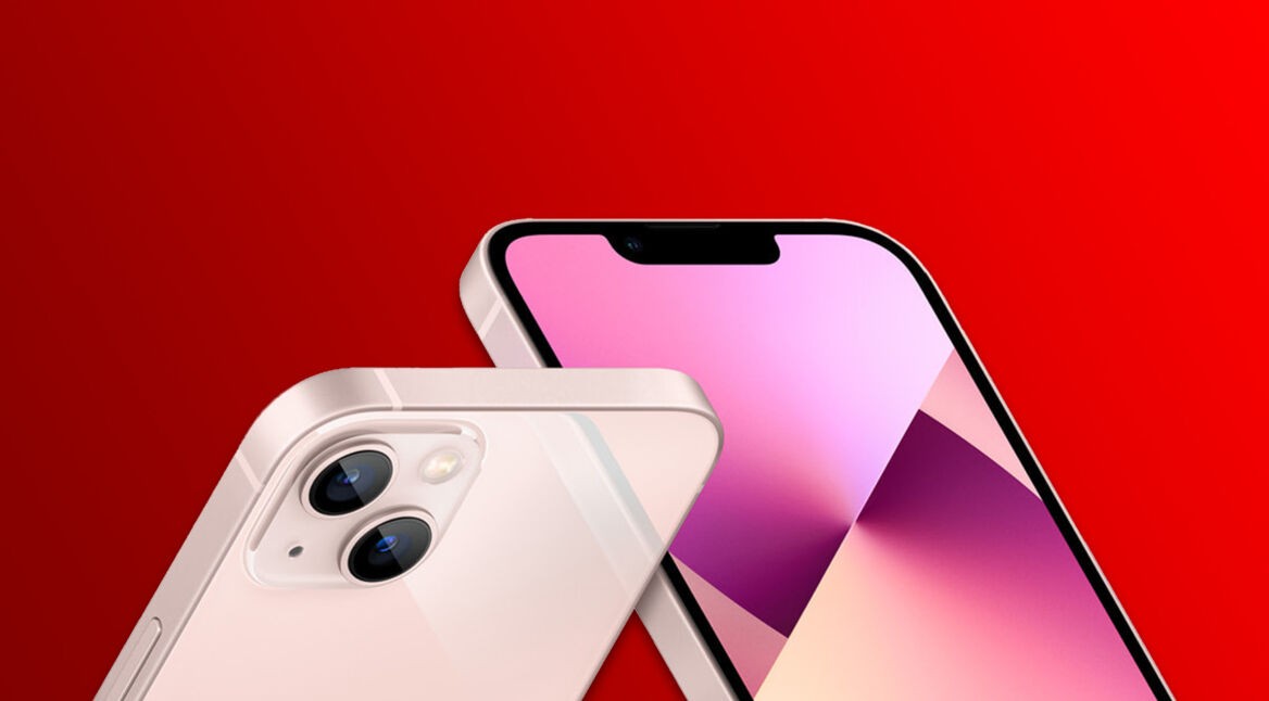 Das iPhone 13 vor rotem Hintergrund