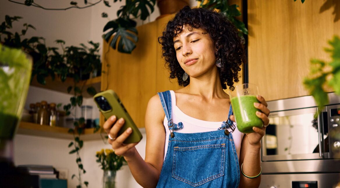 Frau schaut auf ihr iPhone