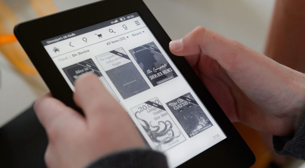 Zwei Hände halten ein Kindle-Gerät