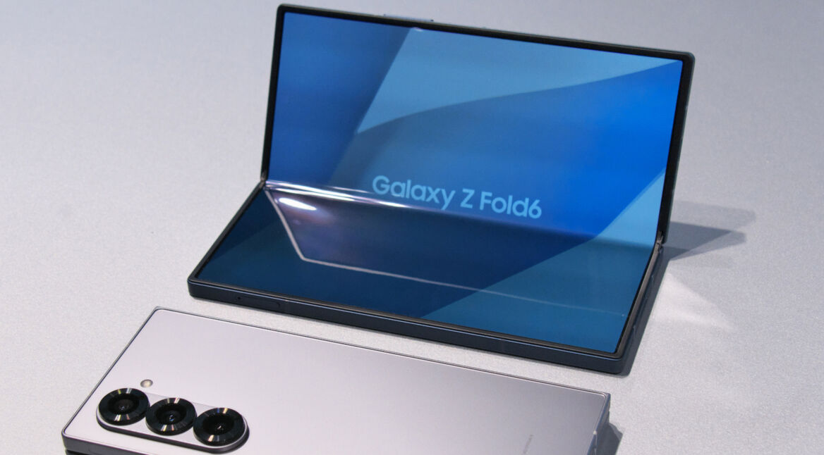 Das aufgeklappte Falthandy Galaxy Z Fold6.