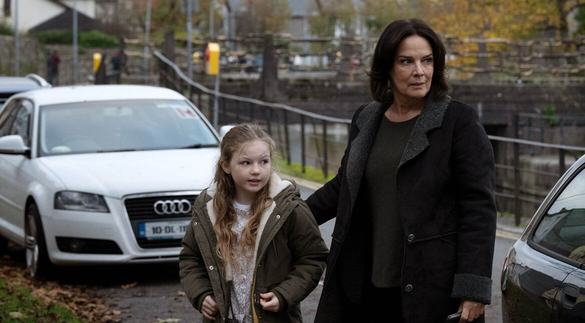 Cathrin Blake (Desiree Nosbusch, rechts) mit Maisie, Tochter der Patientin (Molly McCann) aus dem Film „Der Irland-Krimi: Familienbande“