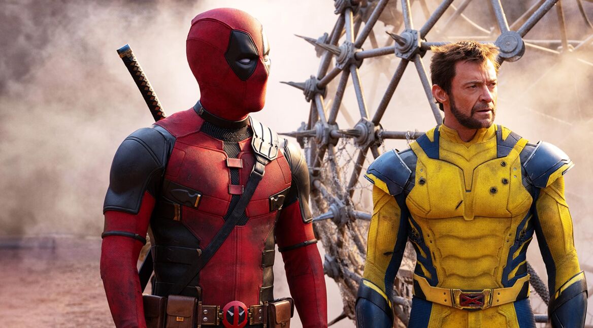 In dem GigaTV-Highlights Artikel im November 2024 siehst du Deadpool und Wolverine. Deadpool trägt seinen rot-schwarzen Ganzkörperanzug mit Waffengurt und Schwert, während Wolverine in einem gelb-blauen Anzug mit Panzerung und dem charakteristischen "X"-Gürtel zu sehen ist.