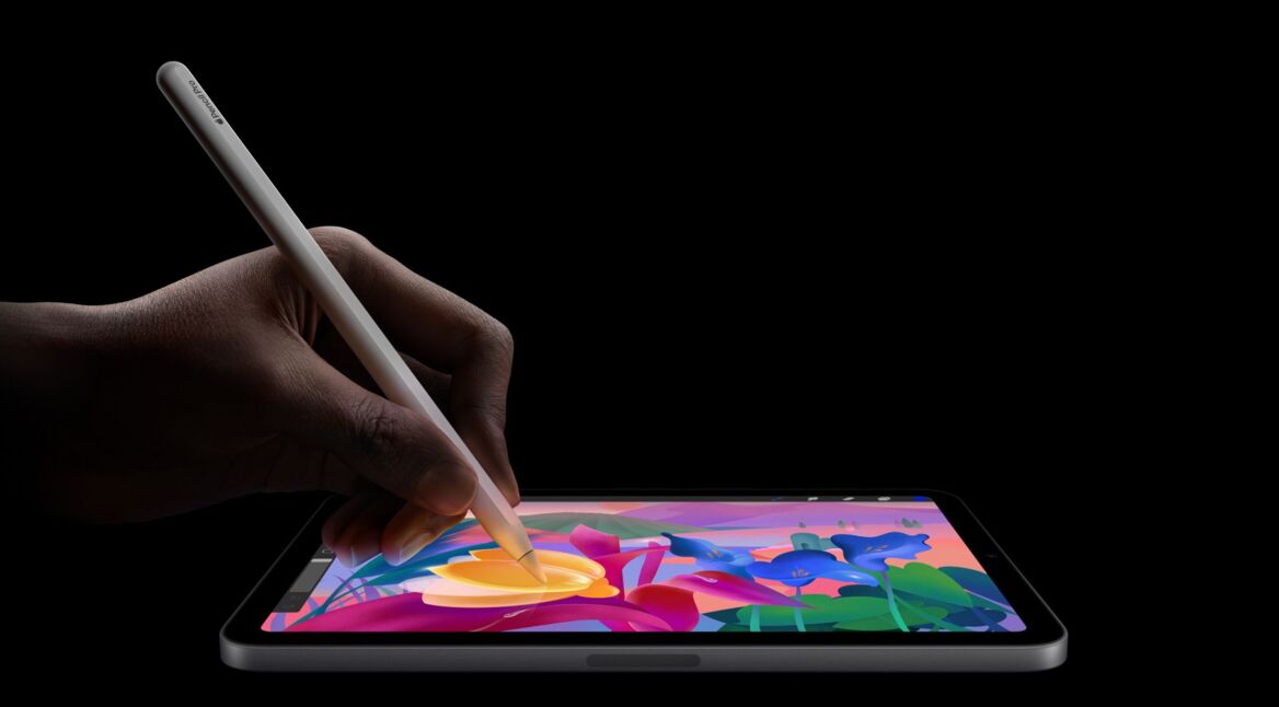 Hand malt mit Apple Pencil auf dem Display des iPad mini 7.