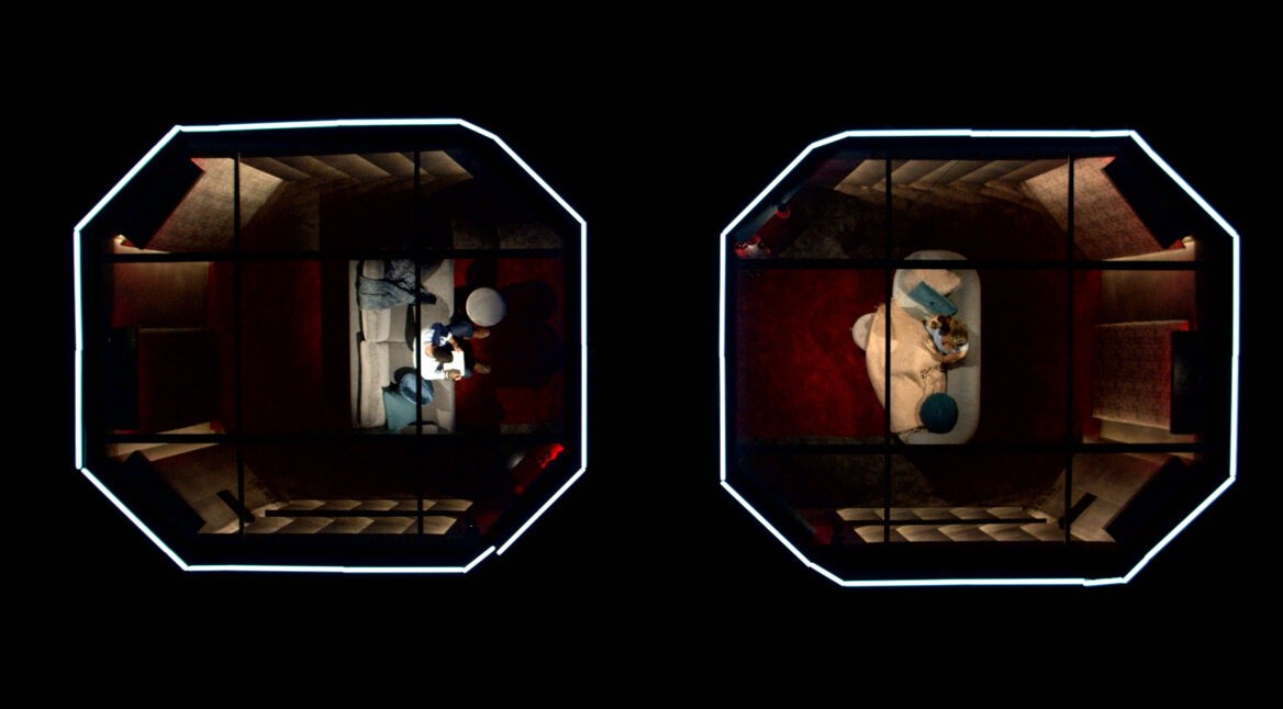 Auf dem Bild in dem Artikel über Love Is Blind: Germany, sieht man die sogenannten Pods von oben. Es ist dunkel und gegenüber voneinander stehen die zwei kleinen voneinander getrennten Räume. In diesen befindet sich jeweils eine Couch, auf der jeweils ein Kandidat sitzt.