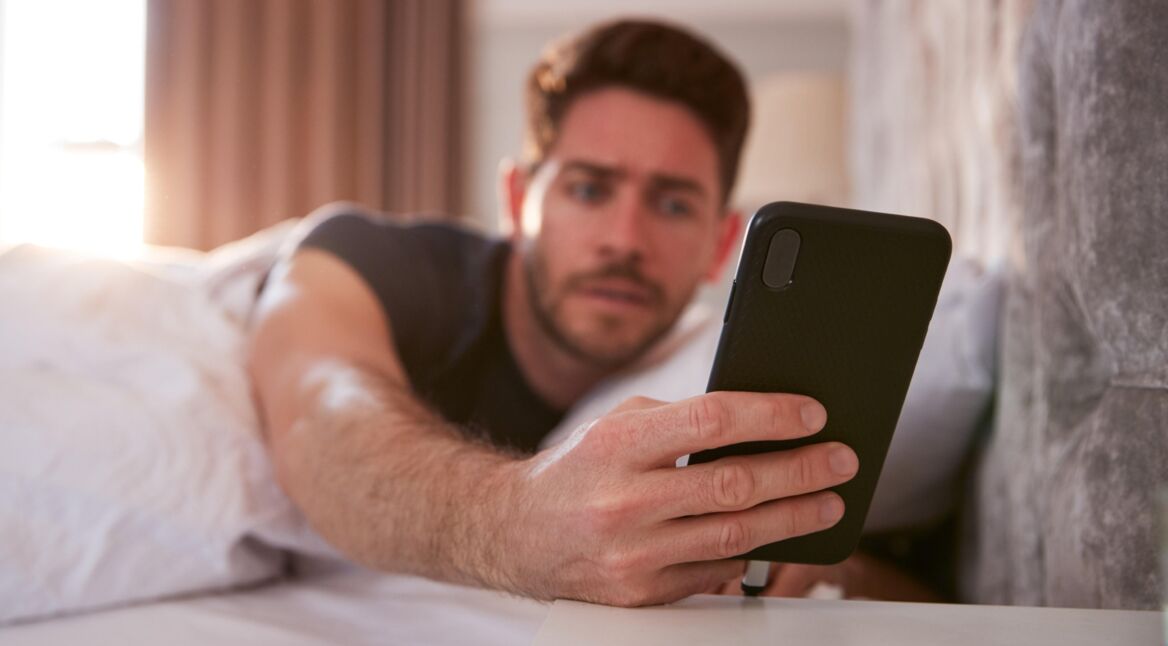 Smartphone im Bett
