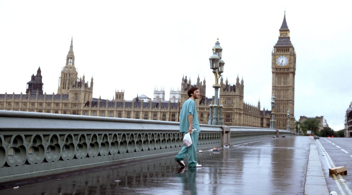 Cillian Murphy in einer Szene von "28 Days Later" vor dem Big Ben in London.