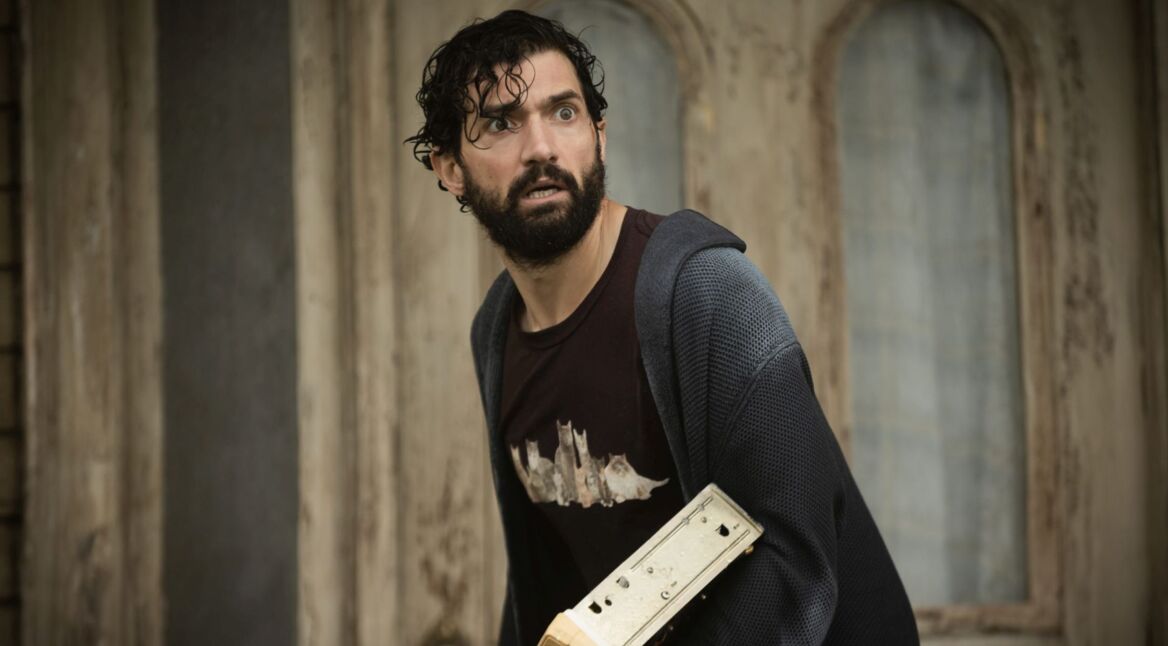 Szenenbild aus Staffel 2 Folge 1 von "From".