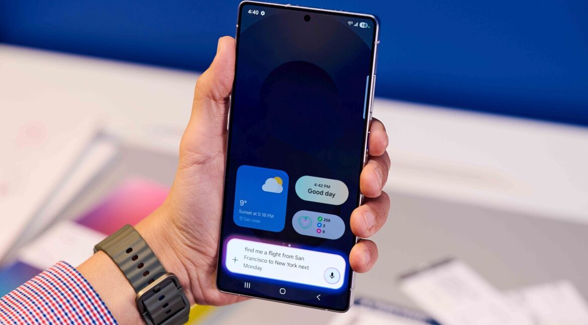 Hand hält das Samsung Galaxy S25 Ultra hoch.