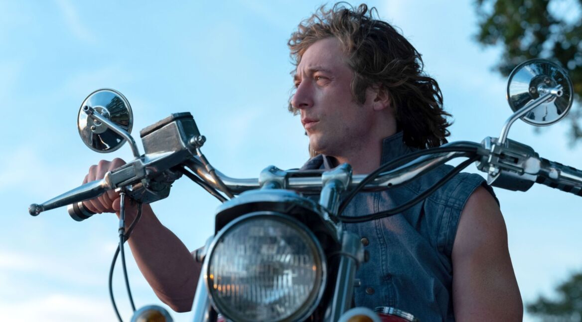 Jeremy Allen White sitzt auf einem Motorrad im Film "The Iron Claw".