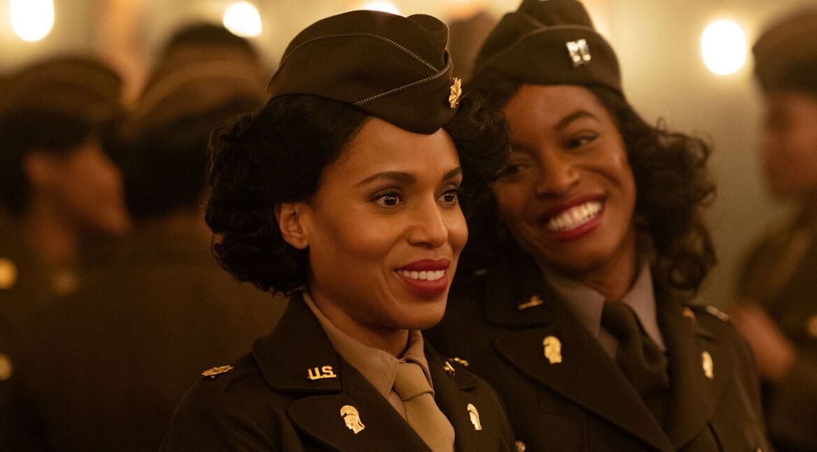 Kerry Washington als Captain Charity Adams, Milauna Jackson als Lt. Campbell in "The Six Triple Eight".