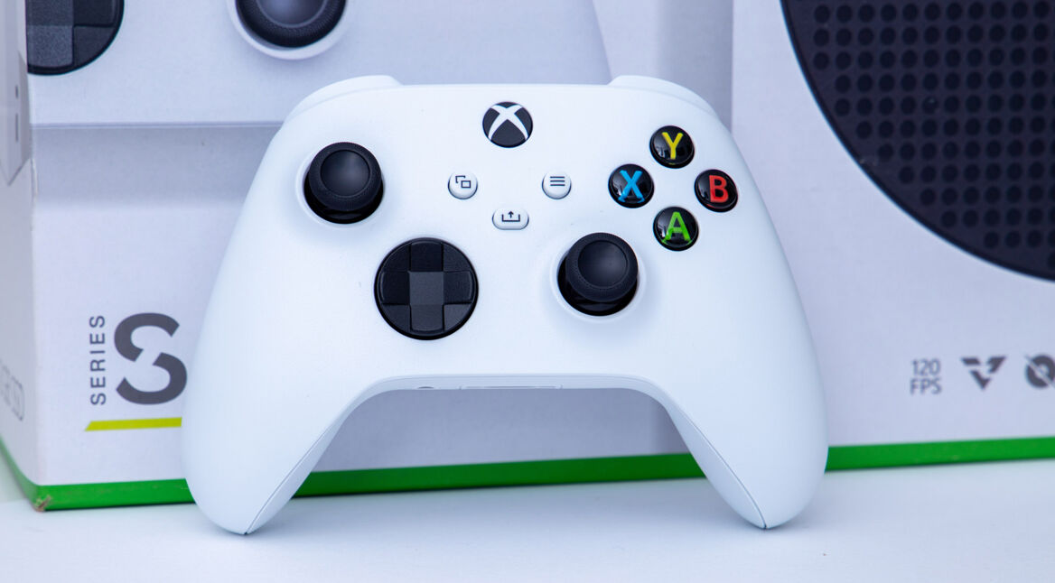 Ein weißer Xbox-Controller und die Verpackung einer Xbox Series S auf weißem Hintergrund