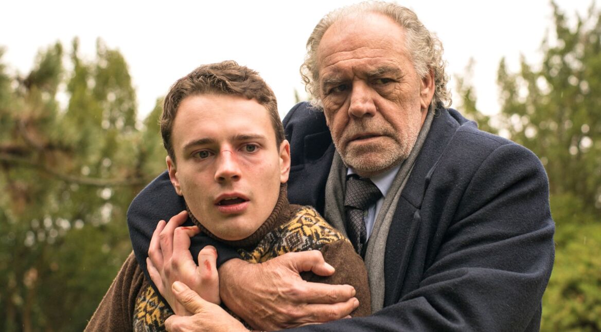 Borchert (Christian Kohlund, re.) hält Julian (Johannes Meister) in "Der Zürich-Krimi: Borchert und der verlorene Sohn" zurück.