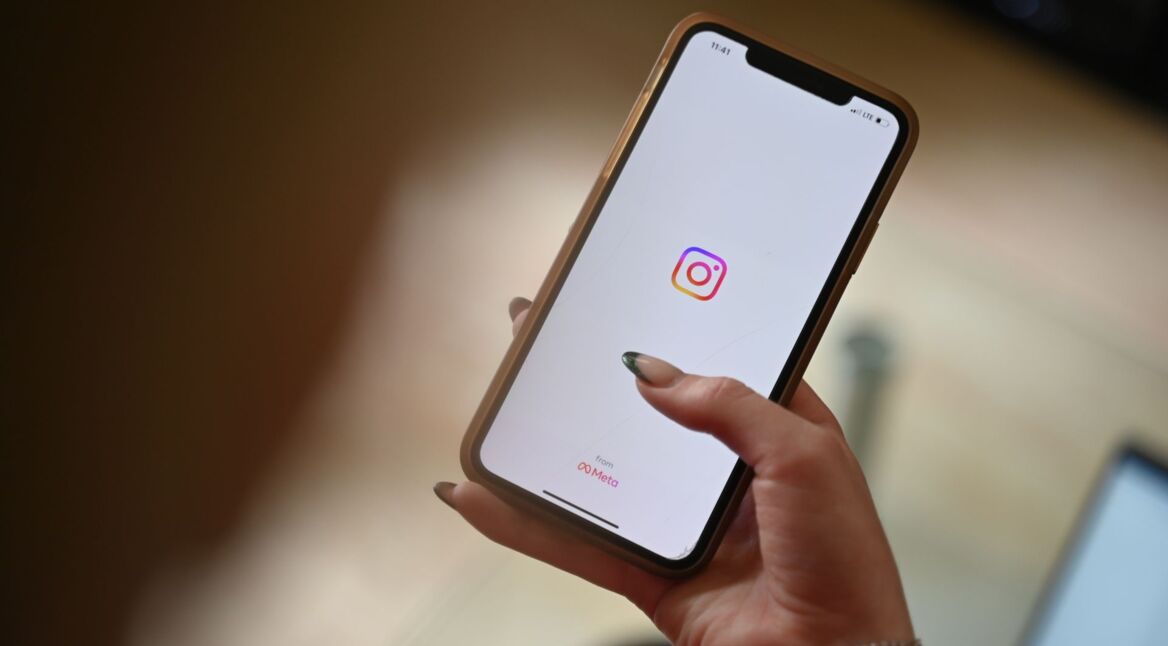 Eine Frau öffnet Instagram auf ihrem Smartphone.