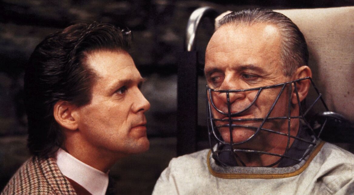 Scott Glenn als Jack Crawford und Anthony Hopkins als Hannibal Lecter mit Maulkorb in "Das Schweigen der Lämmer"