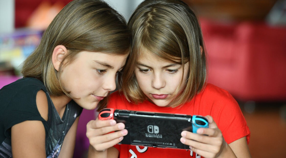 Zwei Mädchen spielen Nintendo Switch.
