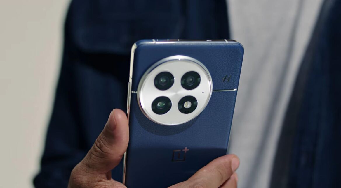 Das OnePlus 13 in blau