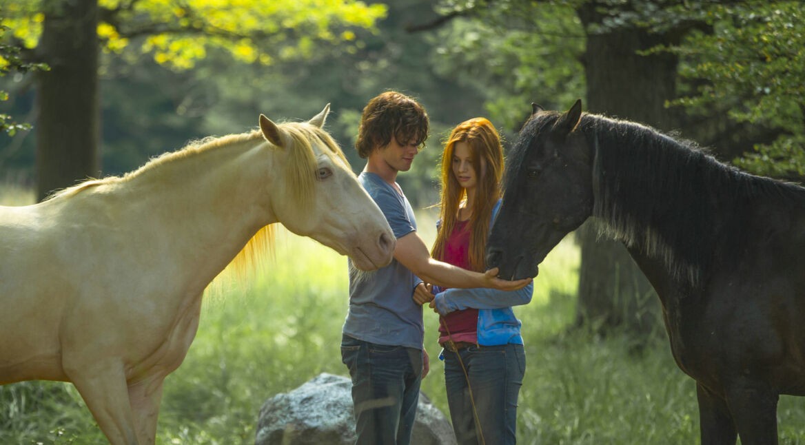 Milan und Mika aus den "Ostewind"-Filmen mit ihren Pferden