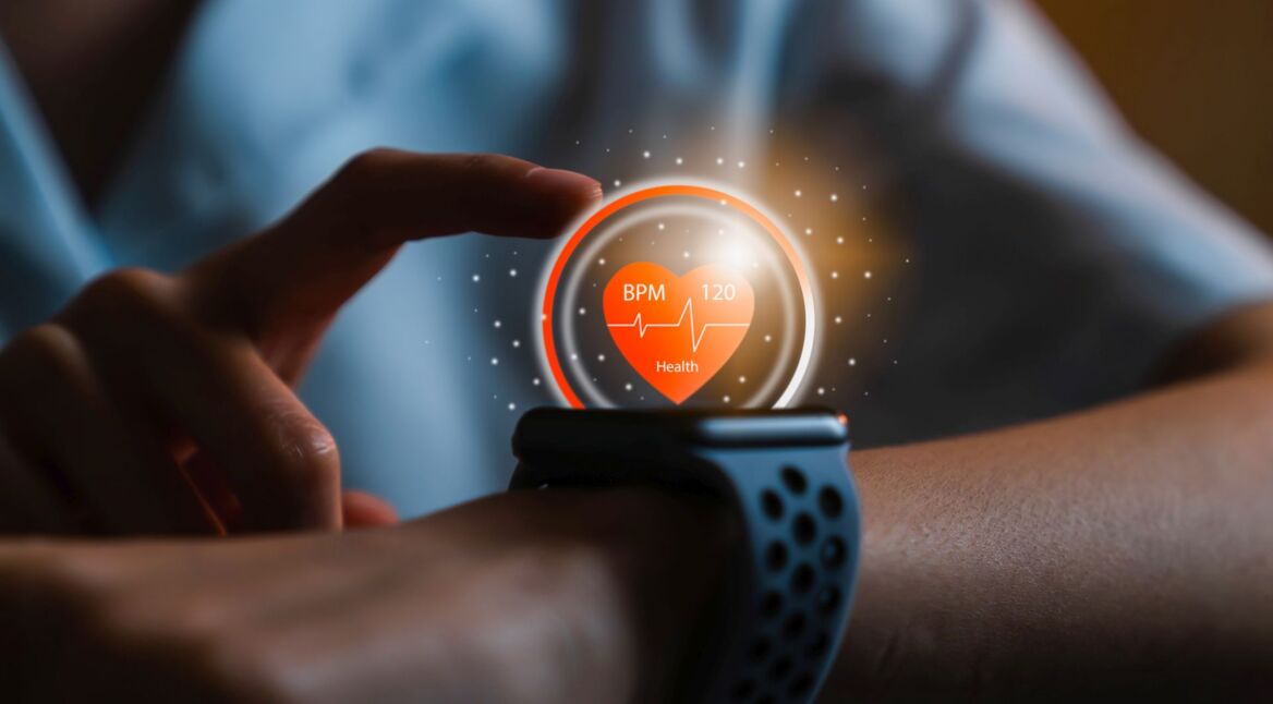 Frau tippt auf ihre Smartwatch.