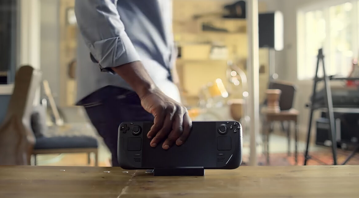 Ein Mann mit einem Steam Deck in der Hand