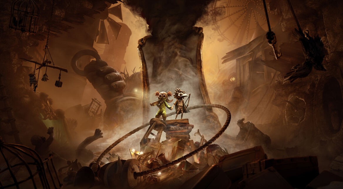 Auf dem Bild aus Little Nightmares 3 stehen die Charaktere Low und Alone auf einem Haufen von Schrott und Trümmern. Low trägt eine Maske und einen grünen Anzug, während Alone mit strubbeligem Haar und dunkler Kleidung danebensteht. Sie halten sich an den Händen und blicken entschlossen nach vorn. Im Hintergrund erhebt sich ein riesiger, rauchender Stuhl, während eine unheimliche Umgebung mit Käfigen, zerbrochenen Puppen und düsteren Strukturen die Szene umgibt. Die Atmosphäre wirkt bedrohlich und surreal.