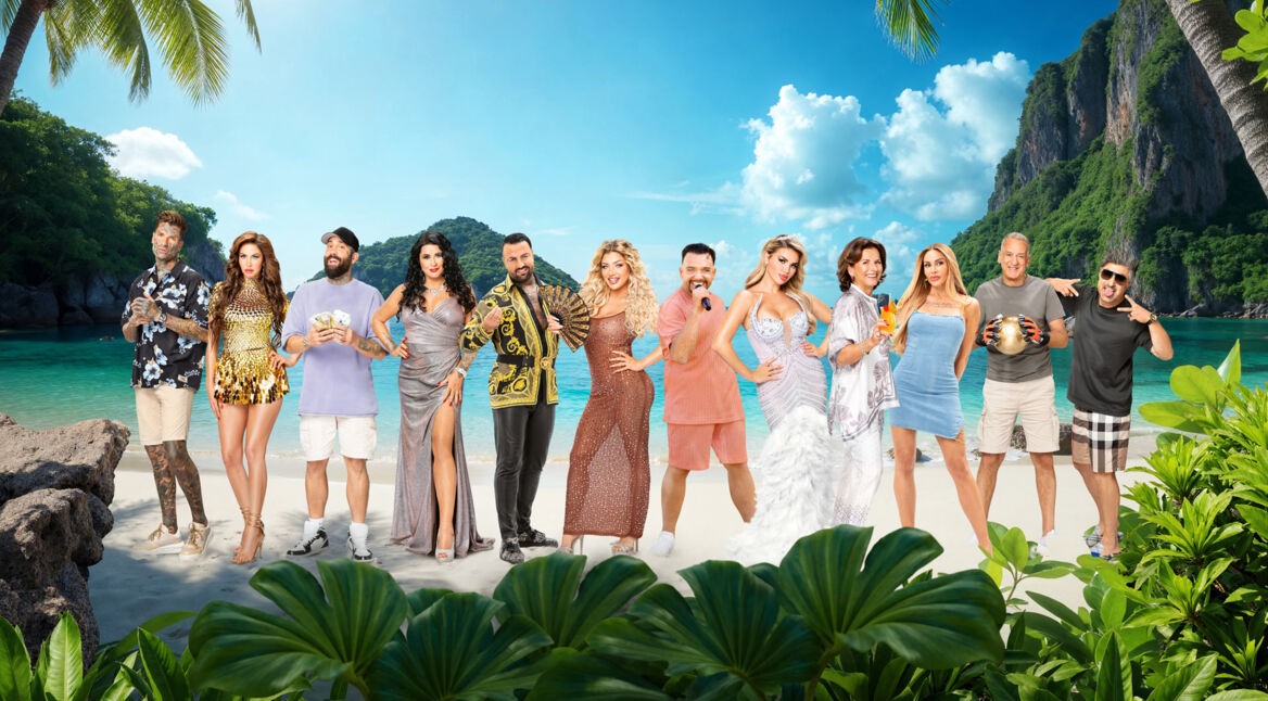 Auf dem Bild zur Reality-Show „Promis unter Palmen 2025“ stehen die Teilnehmer vor einer traumhaften Strandkulisse mit türkisblauem Wasser und tropischen Palmen. Zu sehen sind Lotto-Millionär Chico, Claudia Obert, Menowin Fröhlich, Janina Youssefian, Eike Immel, Iris Klein, Chris Manazidis, Kim Virginia, Cosimo Citiolo, Lisha Savage, Nikola Glumac und Melody Haase. Alle sind in glamourösen Outfits und präsentieren sich in selbstbewusser Pose.