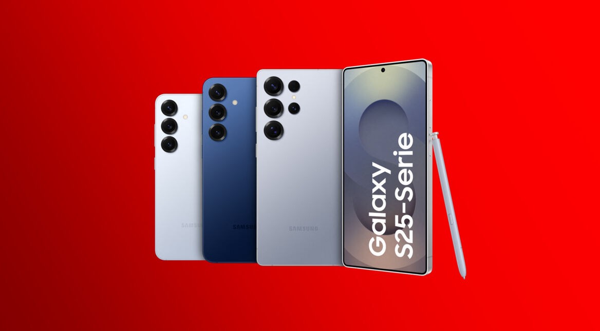 Die gesamte S25-Serie ist auf diesem Bild nebeneinander aufgestellt. Zu sehen ist das S25 ganz links in Icyblue, das S25+ in Navy in der Mitte und das S25 Ultra von vorn und hinten in der Farbe Titanium Silverblue.